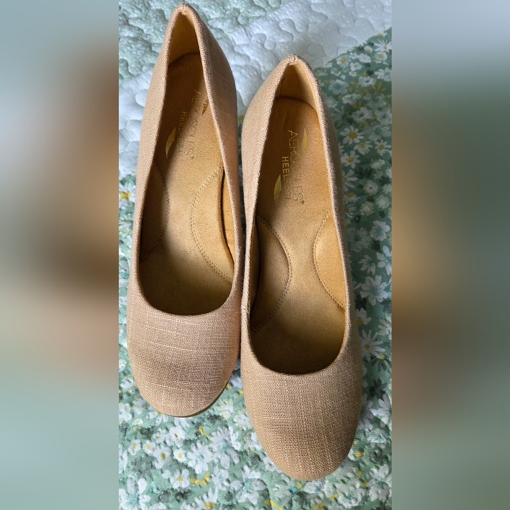 AEROSOLES Women's Tan Wedge Heels